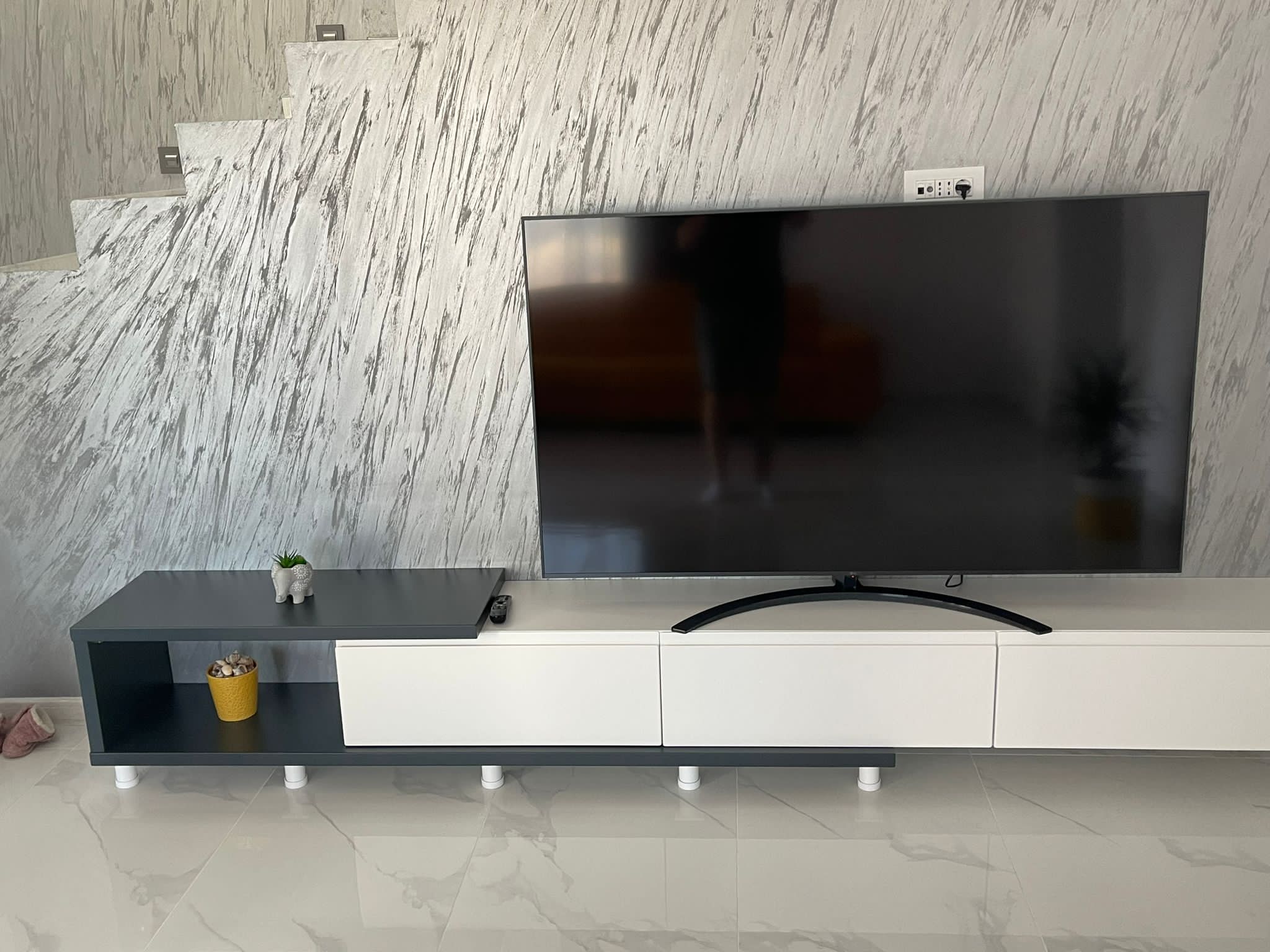 Comodă TV Modernă și Elegantă