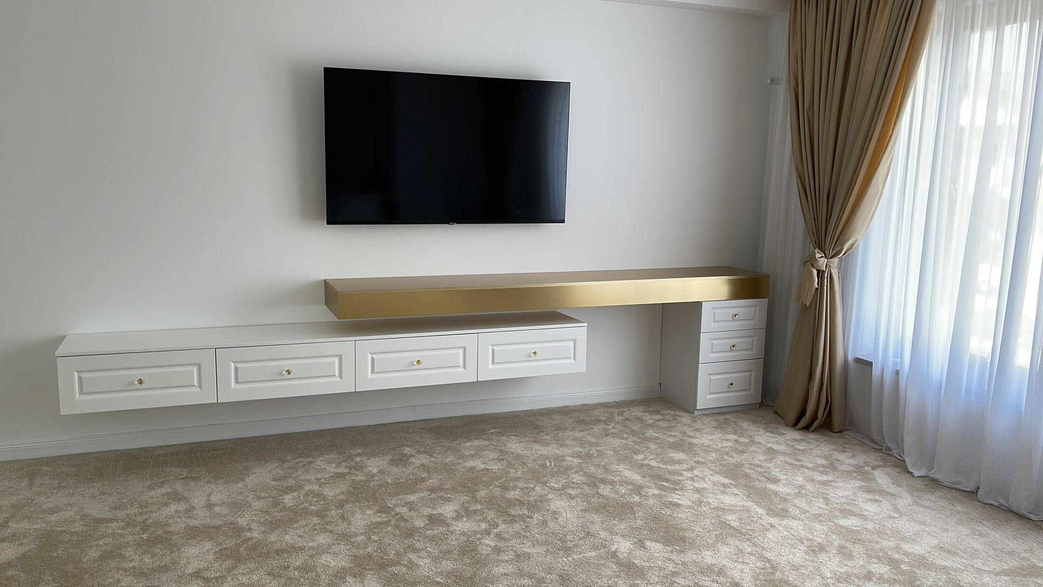 Mobilier Living - detaliu aurit